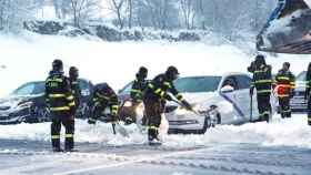 La UME trabaja en la carretera AP-6 para ayudar a salir a los vehículos de la nieve / EFE