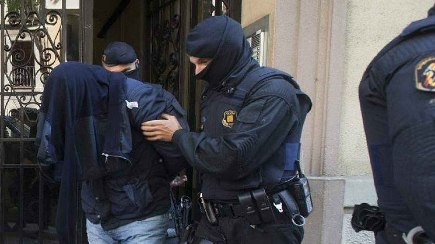 Imagen de archivo de un presunto yihadista detenido por agentes de la Policía Nacional / EFE