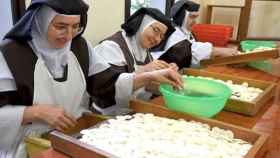 Imagen de archivo de un grupo de monjas carmelitas en plena elaboración de hostias / CG