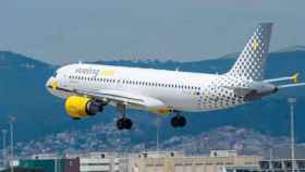 Un avión de Vueling despegando del aeropuerto de Barcelona / CG