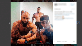 Imagen de los dos policías junto a un cantante de rap, en la cuenta de Instagram de uno de los agentes / CG