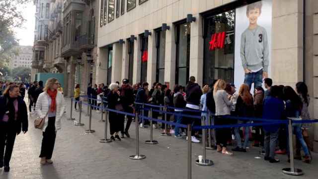 Colas en el establecimiento de H&M de Paseo de Gràcia de Barcelona poco después de la apertura de puertas el día de la estrena de la colección cápsula de Kenzo / CG