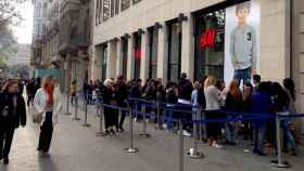 Colas en el establecimiento de H&M de Paseo de Gràcia de Barcelona poco después de la apertura de puertas el día de la estrena de la colección cápsula de Kenzo / CG