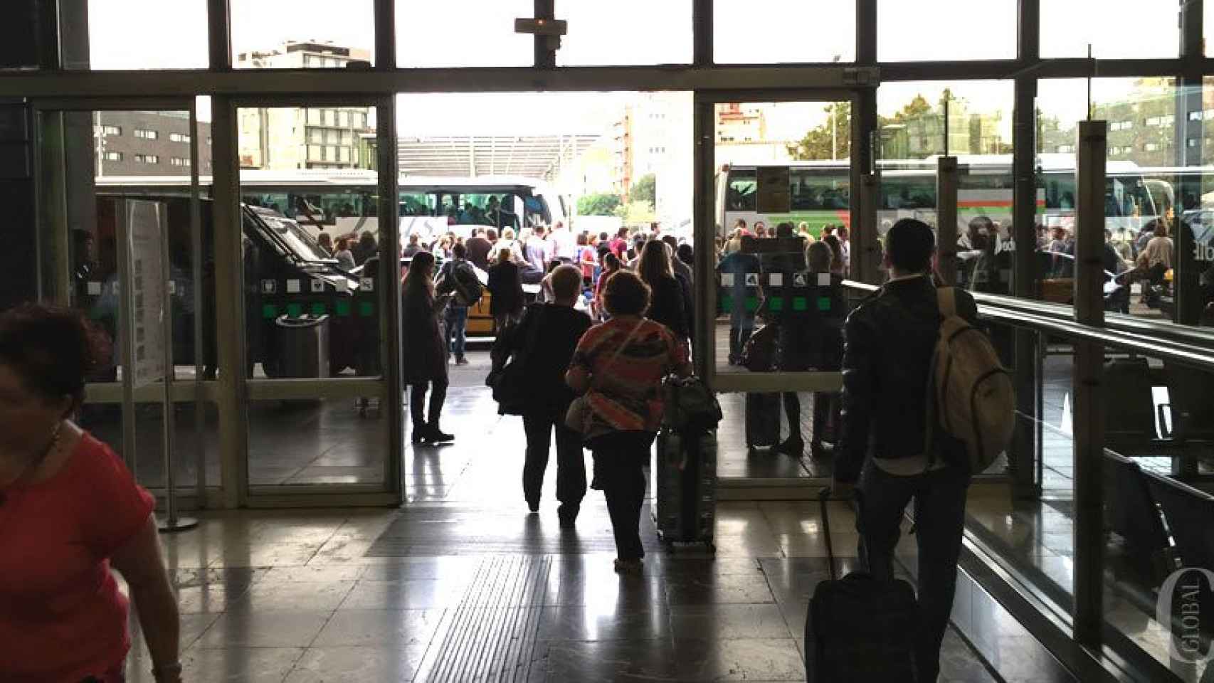 Colas en la terminal de autobuses de Sants (Barcelona) ante el colapso del Ave en Cataluña.