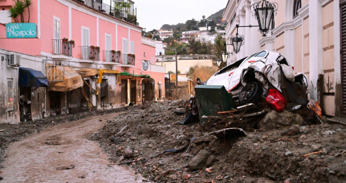 Una de las calles devastadas por el corrimiento de tierras en Ischia (Italia) / EFE - EPA - CIRO FUSCO ITALY OUT