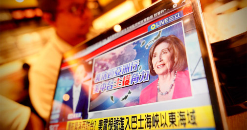 Un residente observa una noticia sobre la esperada visita de la presidenta de la Cámara de Representantes de Estados Unidos, Nancy Pelosi, en Taipei, Taiwán, este martes - EFE/ Ritchie B. Tongo