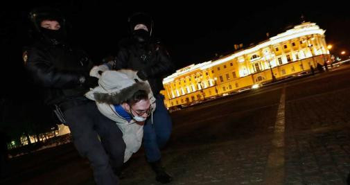 La policía rusa detiene a un manifestante durante las protestas contra la invasión de Ucrania / EFE