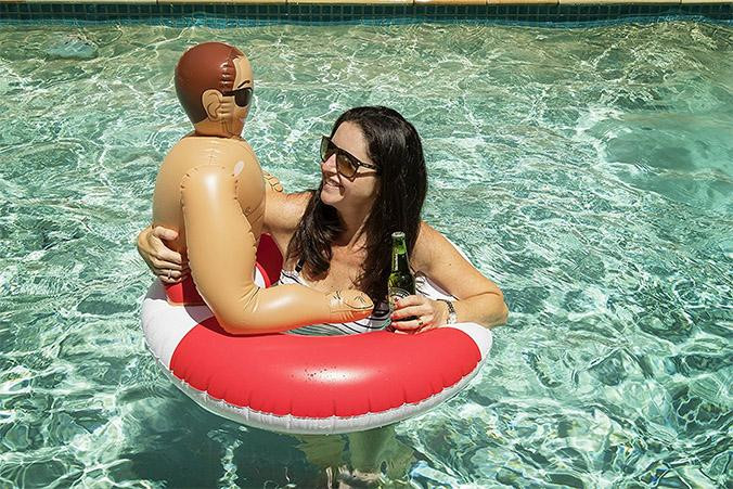 Una chica en una piscina con el flotador Hunk / POP FIX