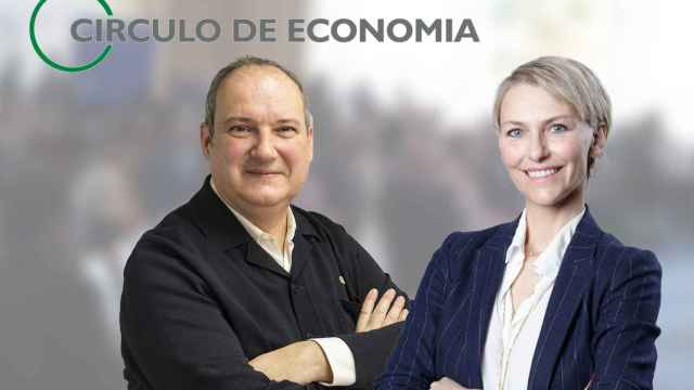 Jordi Hereu y Mònica Ribé, miembros de la mesa electoral del Círculo de Economía / Luis Miguel Añón (CG)