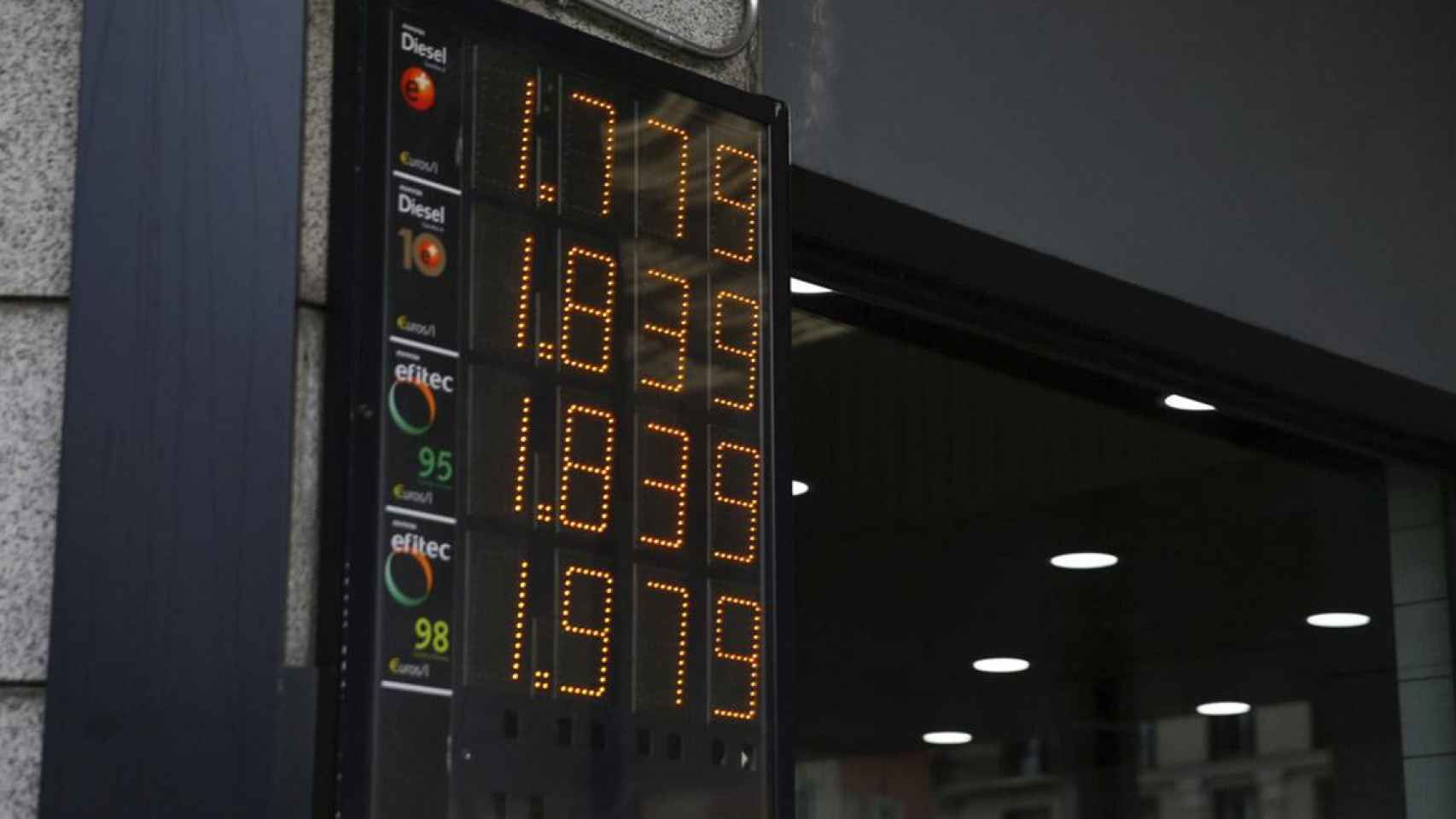 El combustible ha protagonizado una escalada de precios en las gasolineras / EFE
