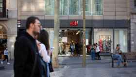 Personas pasan frente a una tienda de ropa de Barcelona / EP