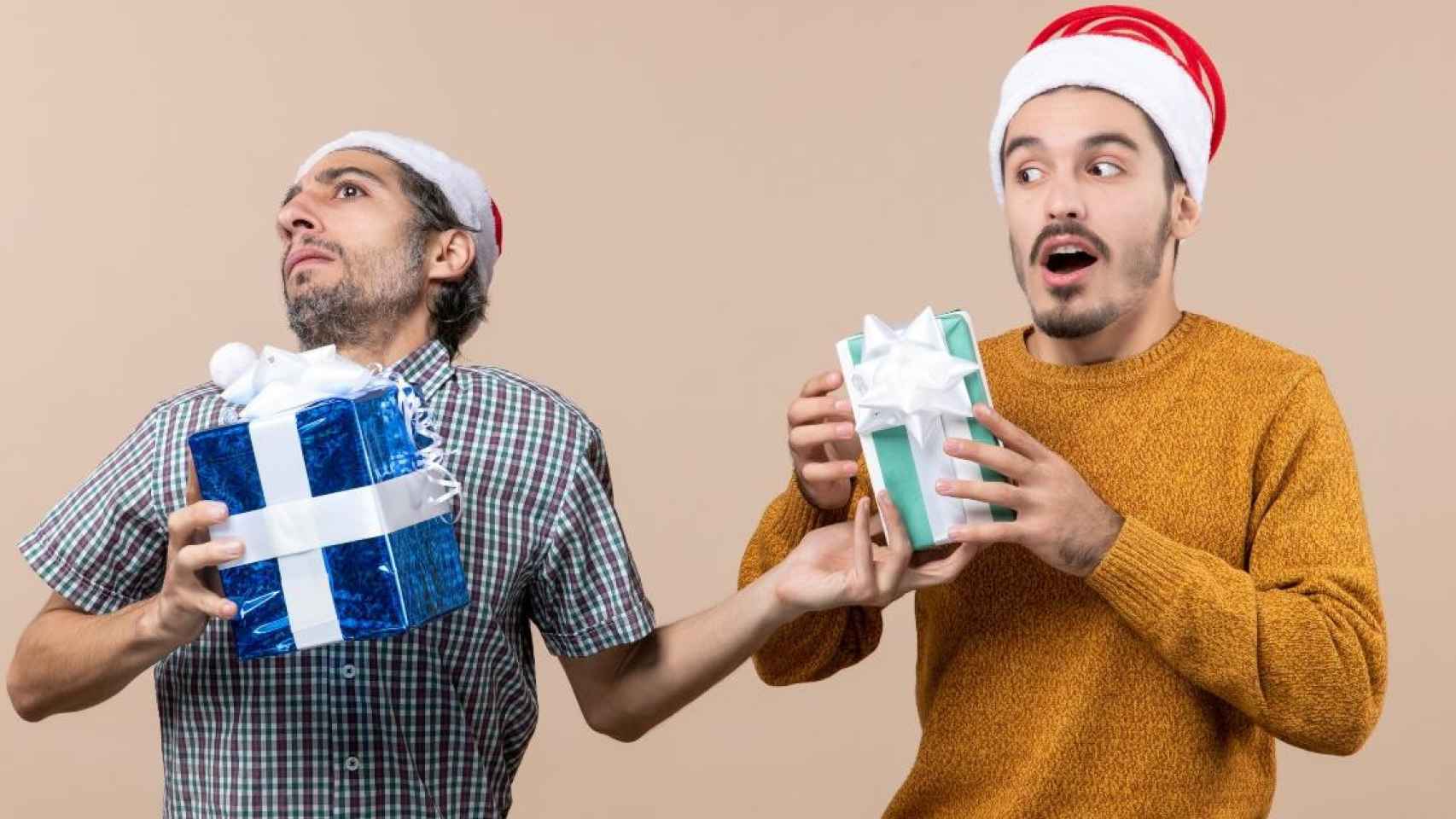 Dos amigos mientras uno de ellos intenta cambiar su regalo / FREEPIK