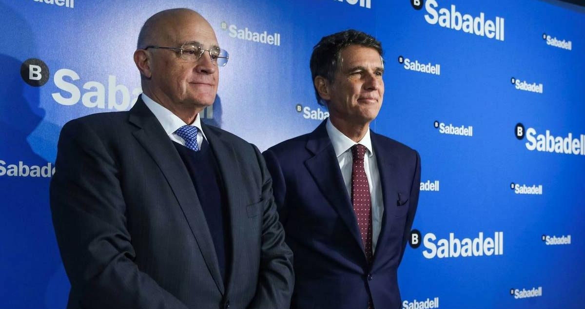 El presidente de Banco Sabadell, Josep Oliu (i), junto al consejero delegado de la entidad, Jaume Guardiola (d) / EFE