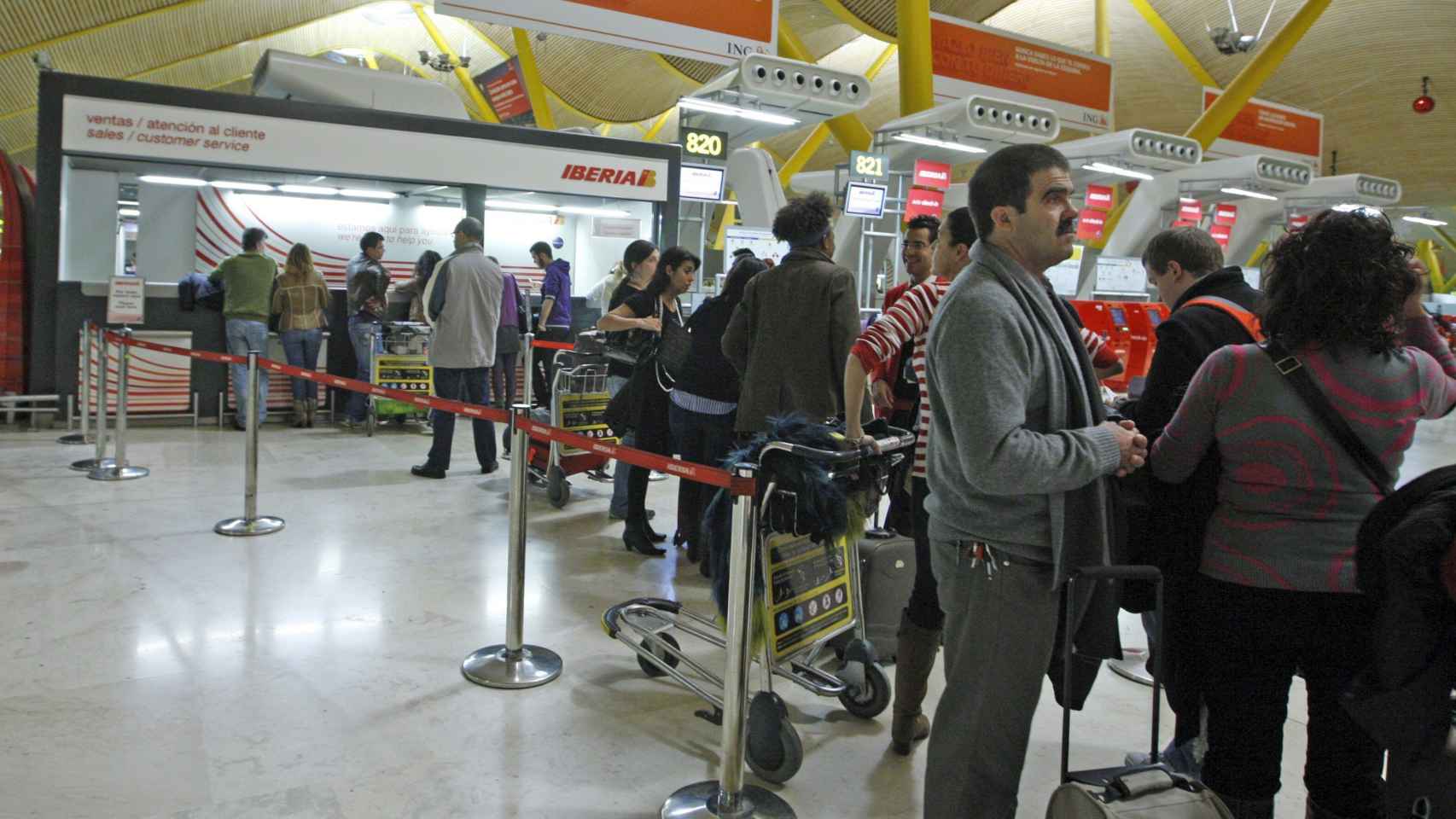 Colas en el aeropuerto de Madrid, en una imagen de archivo / EFE