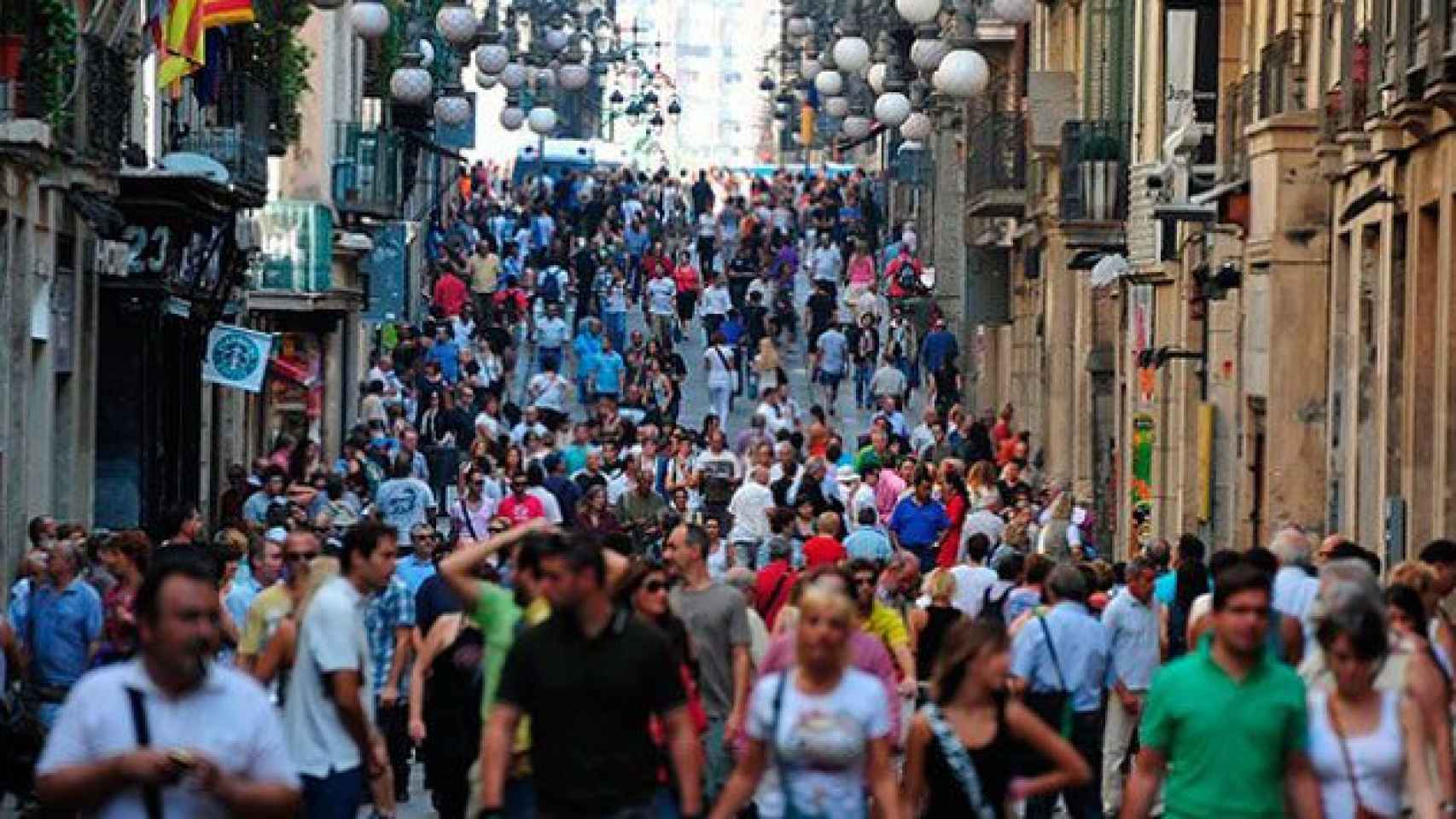 Turistas llenan una calle de Barcelona / EFE