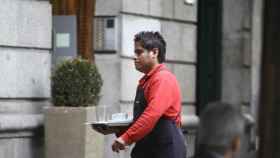 Un camarero extranjero atiende en una cafetería de Barcelona / CG