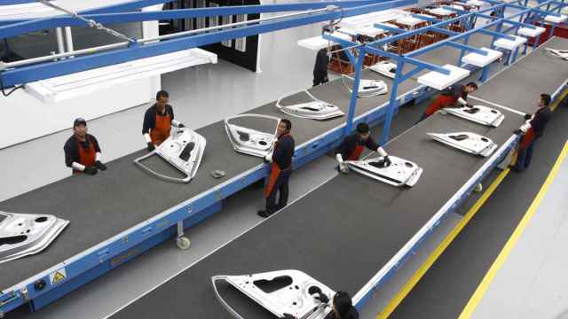 Empleados en una fábrica de automóviles / EFE