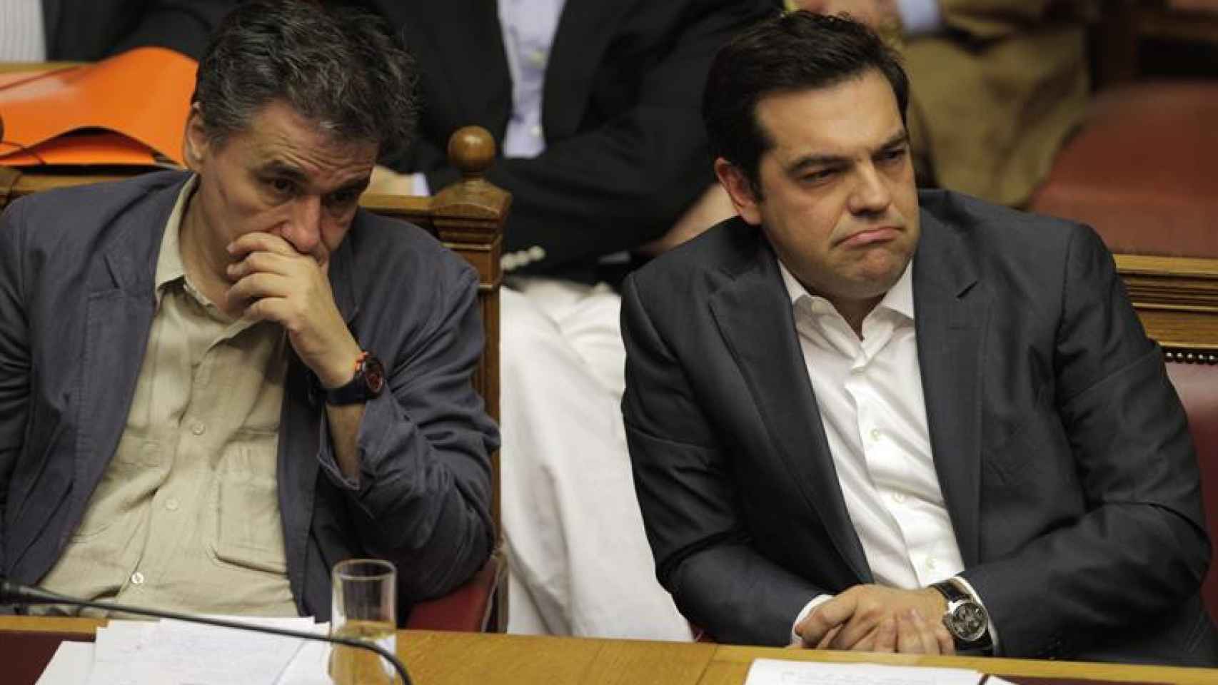 Alexis Tsipras (d) y su ministro de Finanzas, Euclides Tsakalotos, durante los debates del Parlamento griego
