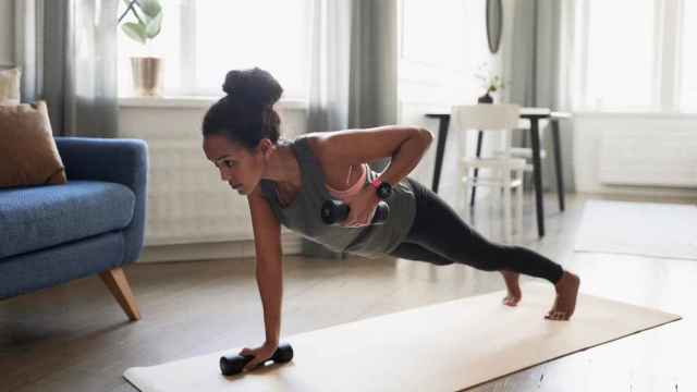 Una mujer hace ejercicio con el reloj Polar Unite