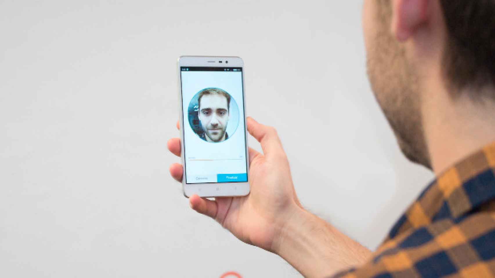 Un usuario accede a su cuenta bancaria a través de una 'app' de reconocimiento facial