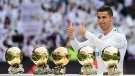 Cristiano Ronaldo posa con sus cinco balones de oro en el Bernábeu / La Liga