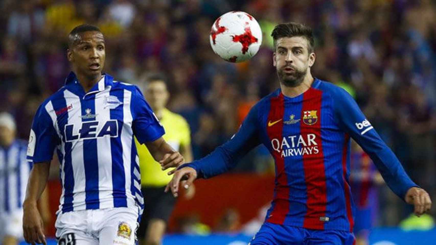 El defensa azulgrana Gerard Piqué y el delantero del Alavés Deyverson Silva se disputan un balón / EFE