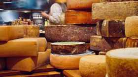 Establecimiento con distintas variedades de queso / Azzedine Rouchi en UNSPLASH