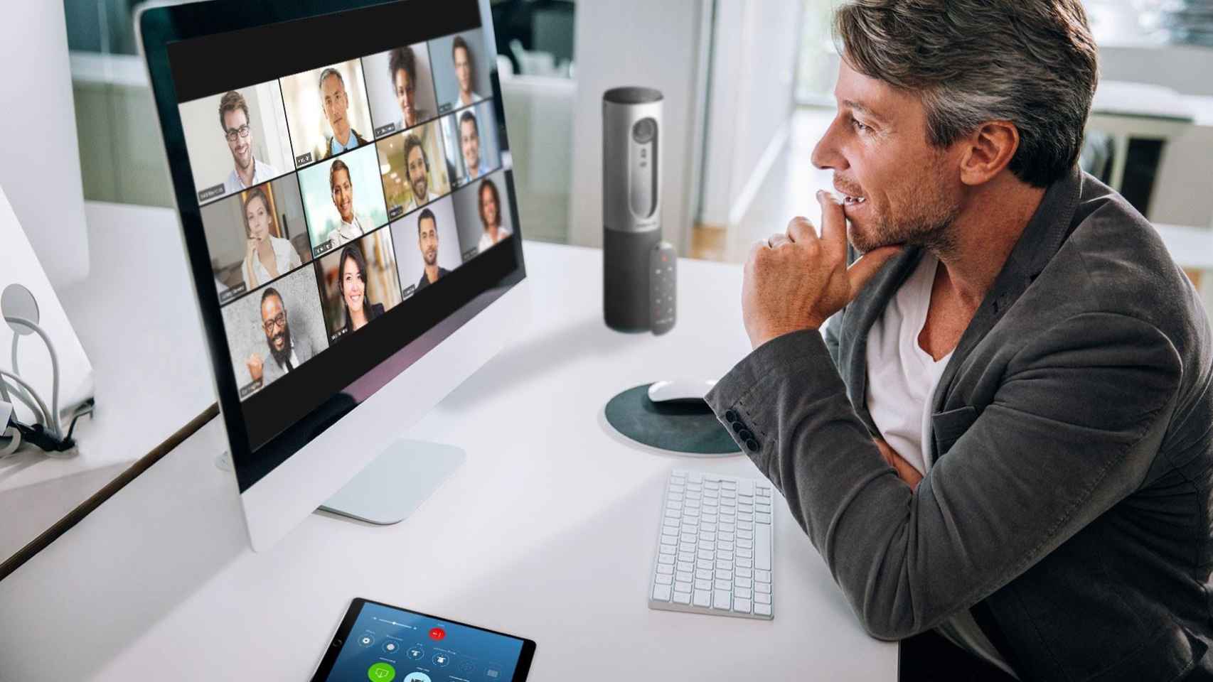Un hombre participa en una videoconferencia a través de Zoom  / Zoom Video Communications