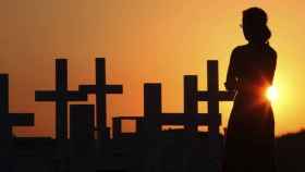 Una persona en un cementerio enfrenta sus miedos a la muerte / EFE