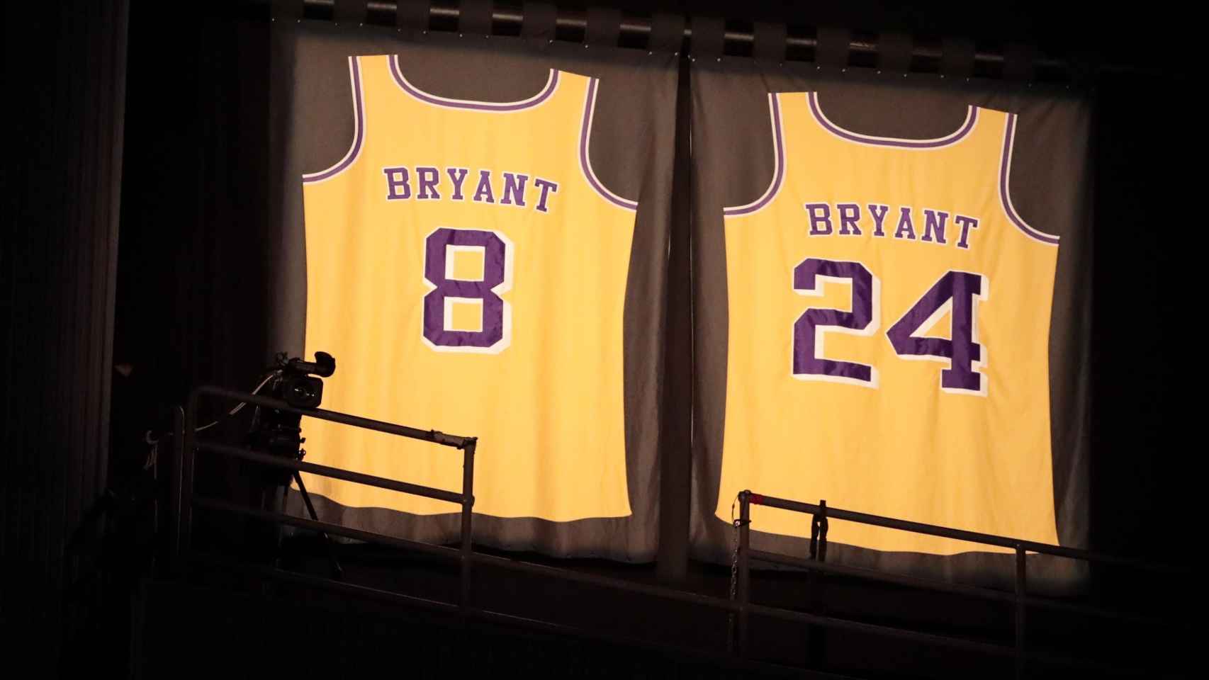 Los dorsales retirados de Kobe Bryant en el STAPLES Center de Los Ángeles / EP