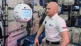 CIMON y el astronauta Alexander Gerst durante su primera misión juntos en la Estación Espacial Internacional / AIRBUS