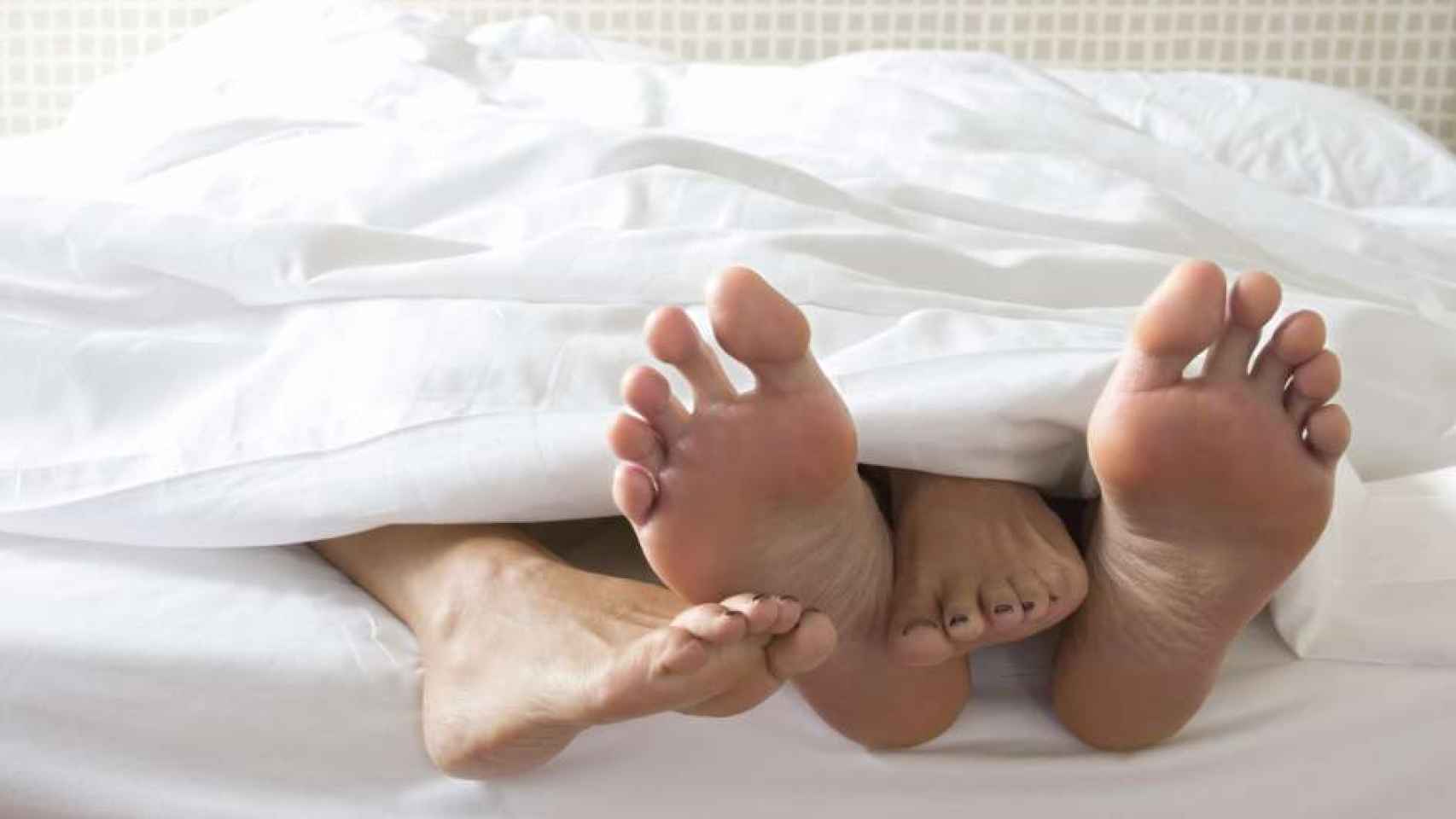 Una pareja en la cama tras tener sexo / EFE