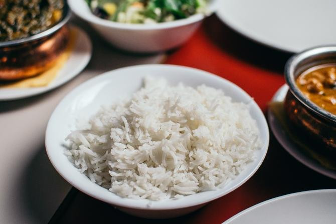 Bol de arroz blanco al que suele echarse furikake / Pille R. en UNSPLASH