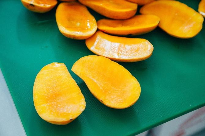 Mango, un ingrediente clásico del lassi / Charles Deluvio en UNSPLASH