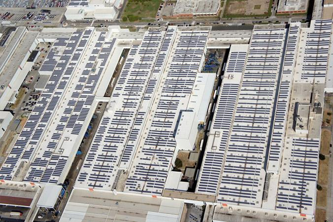 Vista aérea de los paneles solares situados en Seat Martorell / SEAT