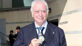 El periodista Tico Medina, cuando recibió la Medalla de Andalucía en 2008 / EP