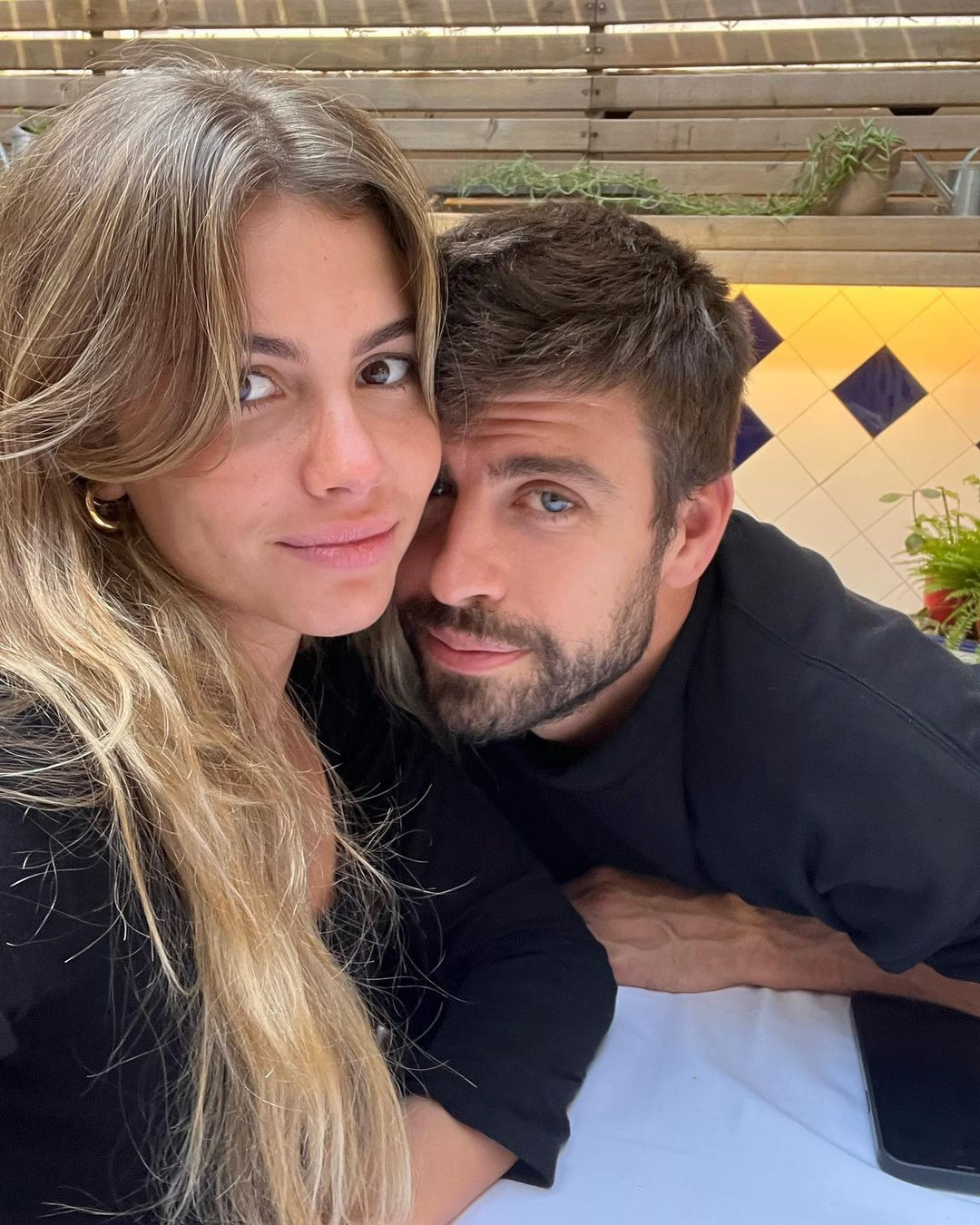Clara Chía y Gerard Piqué en su primera imagen como pareja oficial / INSTAGRAM