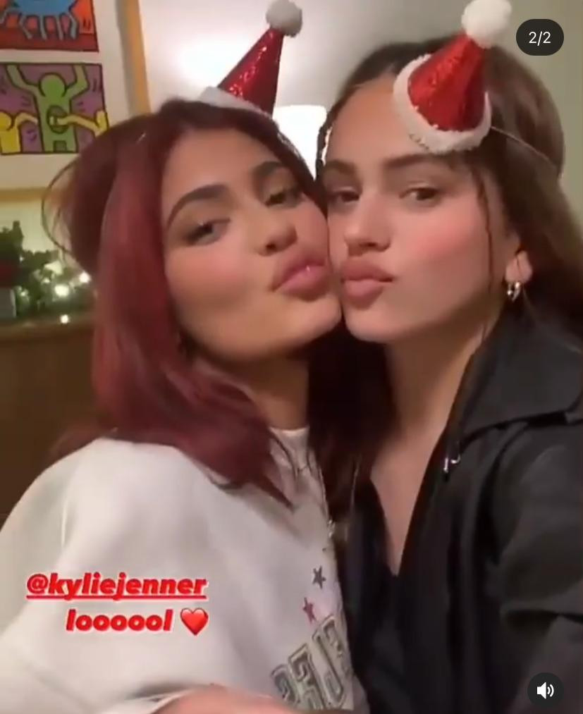 Rosalía y Kylie Jenner en el fiestón navideño / INSTAGRAM