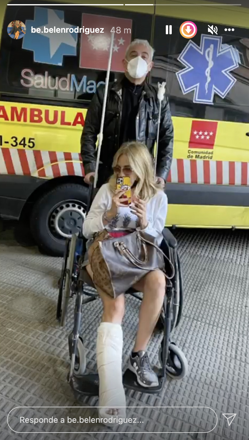 Belén Rodríguez con una pierna escayolada en Instagram / @be.belenrodriguez
