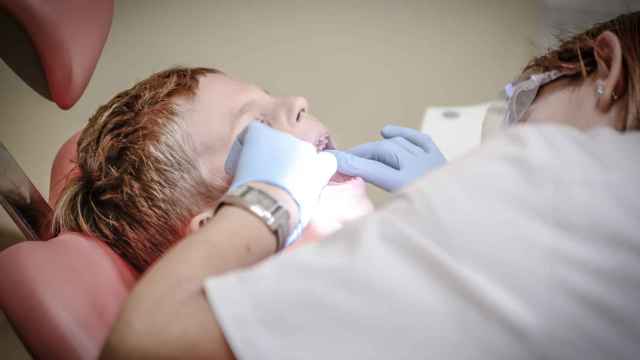 Un niño en una visita al dentista / PEXELS