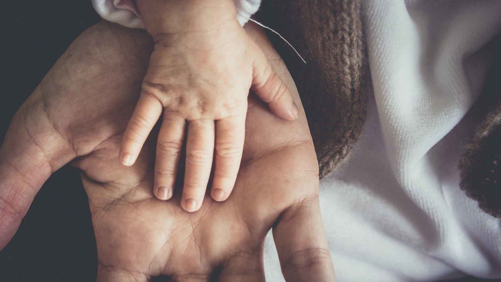 Las manos de un padre y su hija / EP
