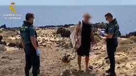 Dos agentes de la Guardia Civil con el hombre que se tiró al mar y se escondió en una cueva / GUARDIA CIVIL
