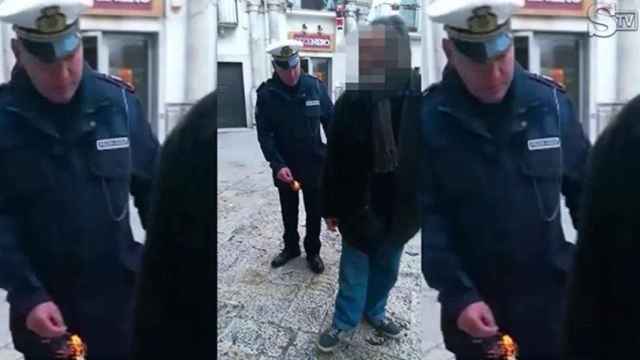 El momento en que el policía arroja el petardo a los pies del anciano