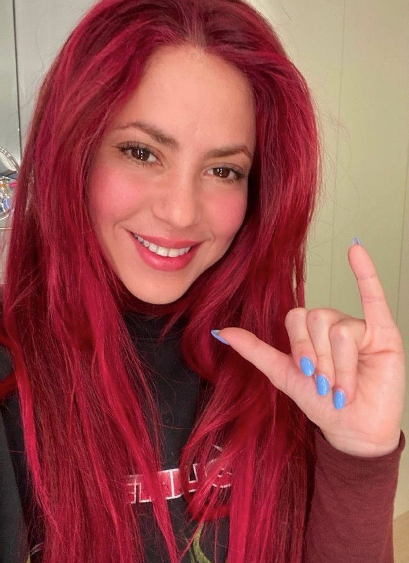 Shakira enseña sus nuevas uñas
