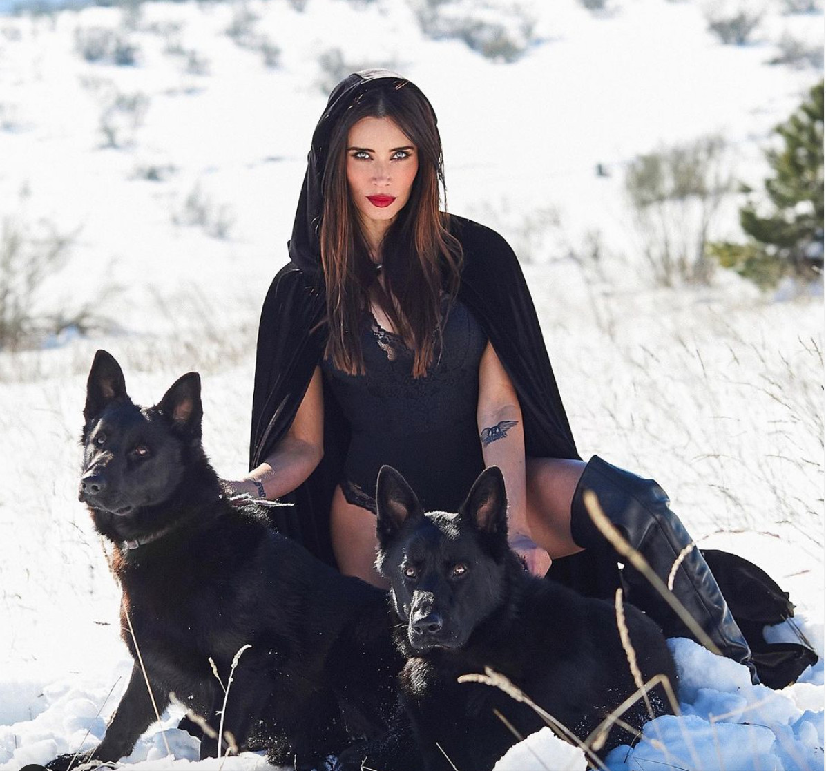 Pilar Rubio posa con sus lobos en la nieve