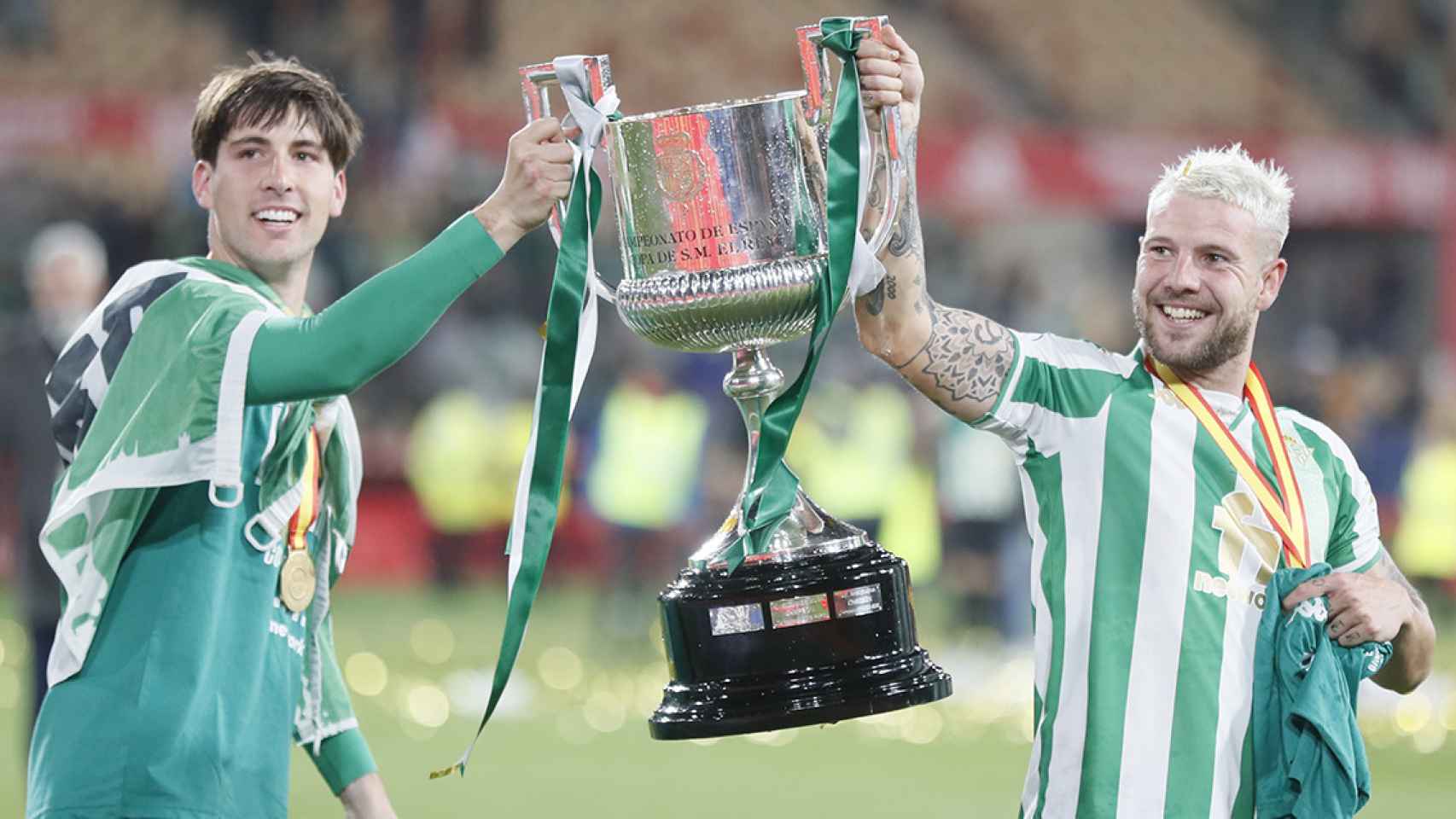 Juan Miranda, junto a Aitor Ruibal, sujetando el título de la Copa del Rey / EFE