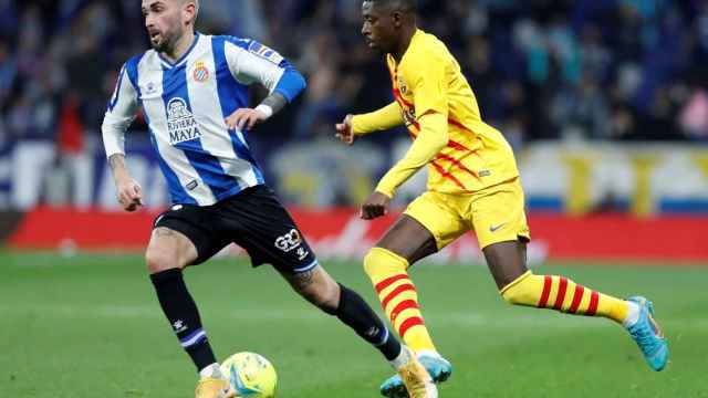 Dembelé encara a Aleix Vidal en el derbi entre el Espanyol y el Barça / EFE