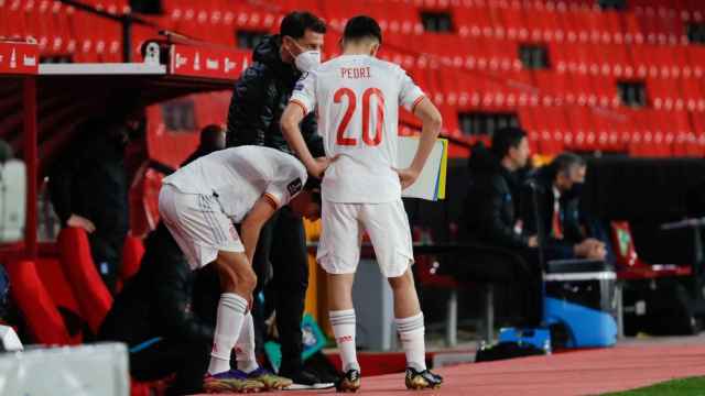 Pedri recibiendo órdenes antes de entrar al césped / RFEF