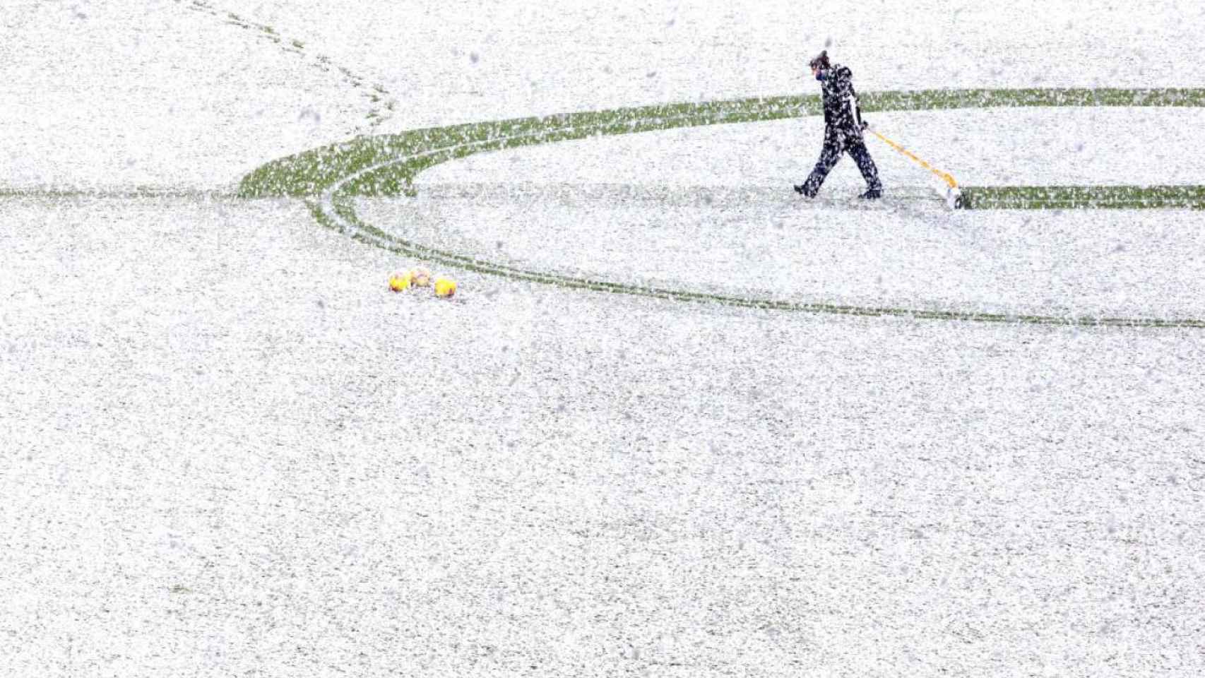 Un campo de fútbol, nevado por el temporal Filomena | EFE