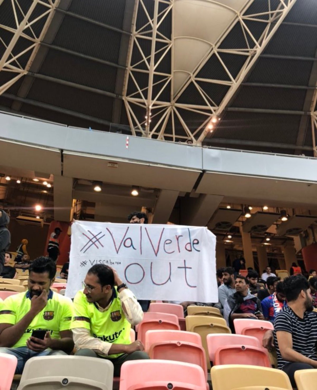 Imagen de la pancarta que se pudo ver en Arabia Saudí contra Valverde | REDES